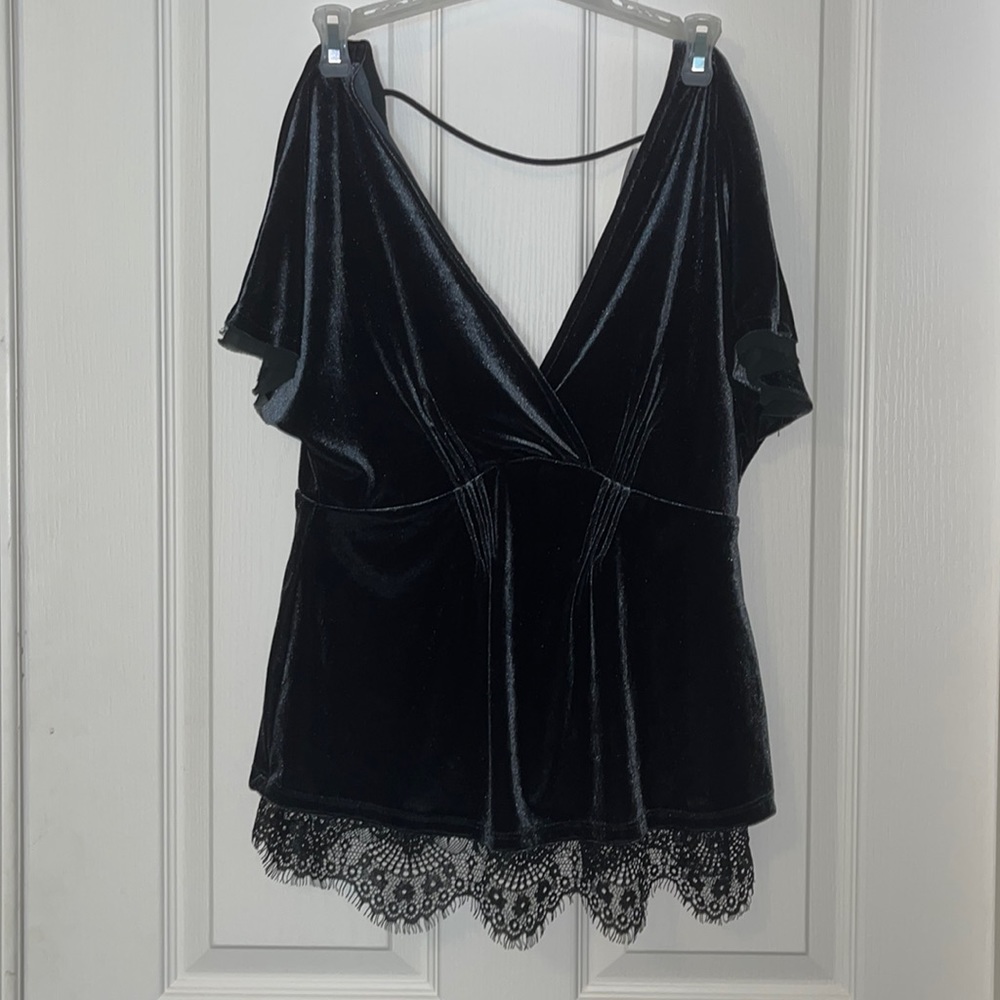 Willow & Clay velvet and lace black v-neck blouse size medium NWT